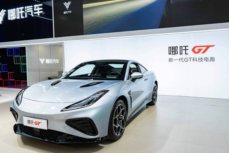 广州317哪吒汽车在智能汽车领域的表现，领途汽车在新能源汽车市场中的影响力